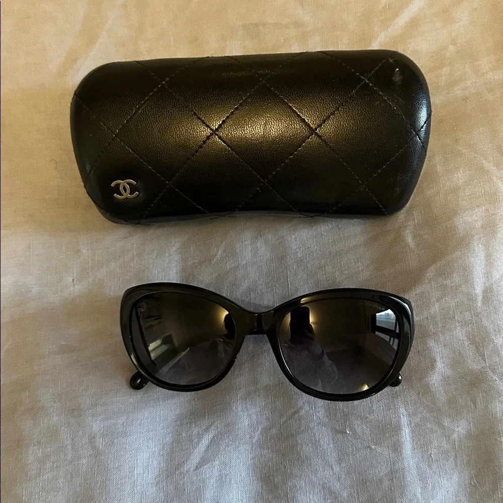 CHANEL Black Sunglasses with Camellia Motif - Picture 2 of 7